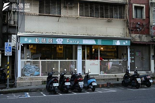 台北市內湖區寵物美容店老闆疑似因遭2樓反對開店，不堪壓力輕生，引發網友對「大樓1樓開店」相關討論。（圖／陳昱凱攝）