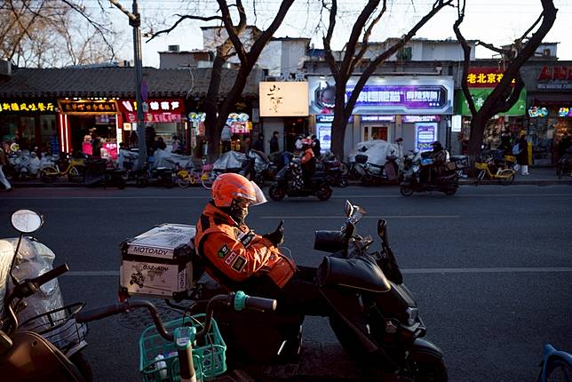 2026年1月21日，北京一名外送員在等候訂單。美聯社