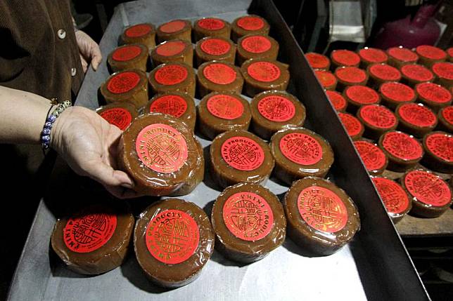 A worker displays the packaged finished product of traditional &ldquo;kue keranjang&rdquo; or nian gao cake at a workshop named Mini Bakery in Surakarta, Central Java, Indonesia, Jan.17, 2025. (Bram Selo/Xinhua)