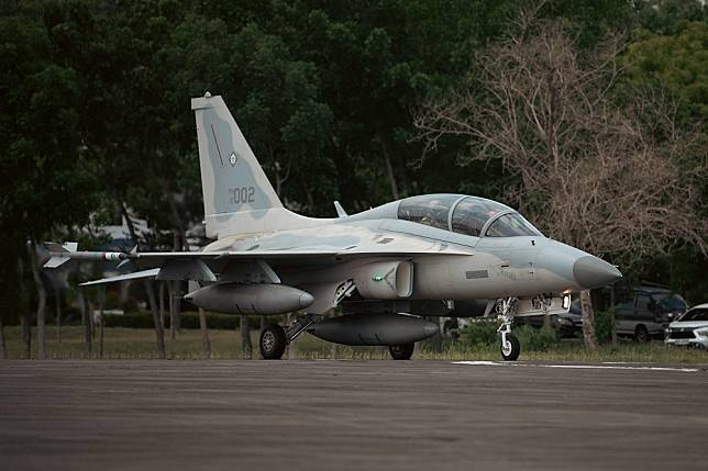 菲律賓克拉克空軍基地滑行的FA50 PH戰機。（取自DVIDS）