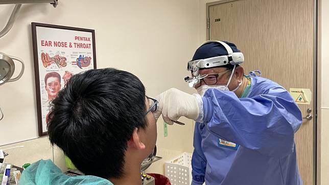 田輝勣為患者檢查術後恢復狀況，也提醒家長要多注意孩子鼻塞問題。（記者黃俊昇翻攝）