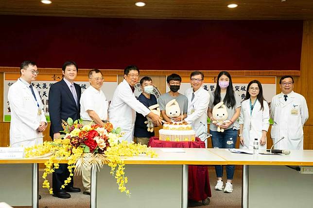 24歲男子進行初步氣管修補後，隔天脫離呼吸器，術後第四天轉回普通病房。（圖／臺大醫院提供）