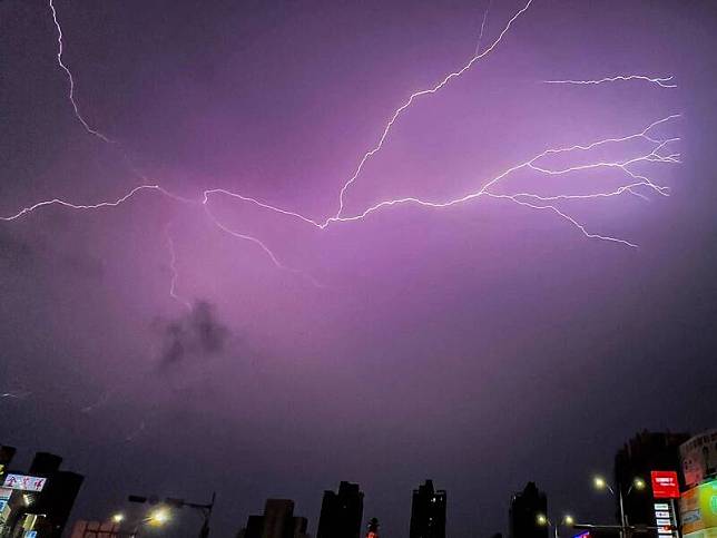 超狂閃電！昨晚電光四射劈亮彰化夜空太壯觀，被鏡頭意外捕捉下來。(潘姓民眾提供)