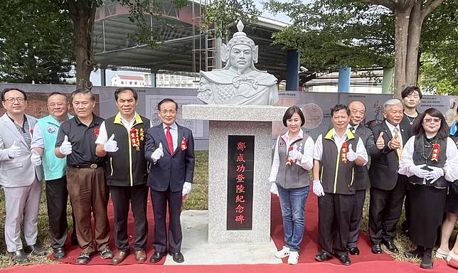 「鄭成功登陸紀念碑」五日由商業發展研究院董事長許添財等人揭碑。（記者陳治交攝）