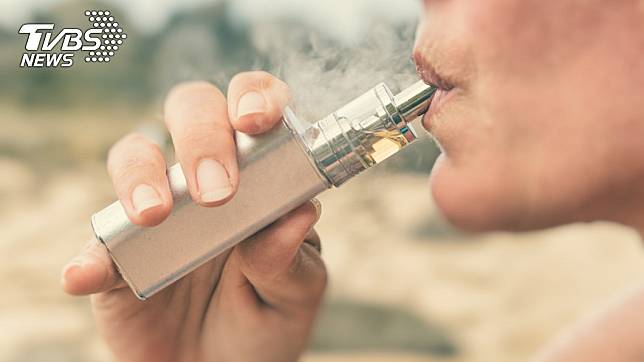 不少老菸槍希望藉由改抽電子菸來減少菸癮。(示意圖／TVBS)