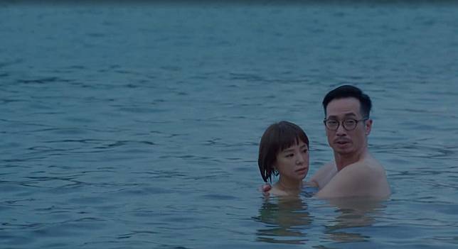 ▲譚凱琪、陳豪在《新四十二章》上演全裸鴛鴦戲水。（翻攝自MyVideo）