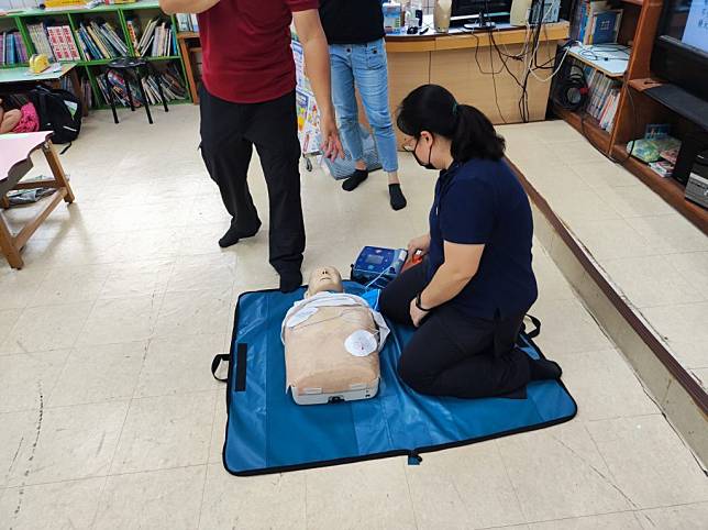 瑞峰師生學習AED和心肺復甦術實作等課題。（記者張淑娟攝）