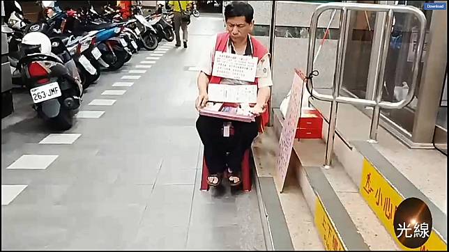 卓男利用傍晚時間，在台中市民權路郵局前擺攤。圖／翻攝光線臉書