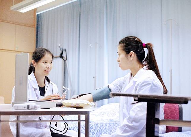 香港中文大學專業進修學院開辦一年全日制「社區護理文憑」課程。