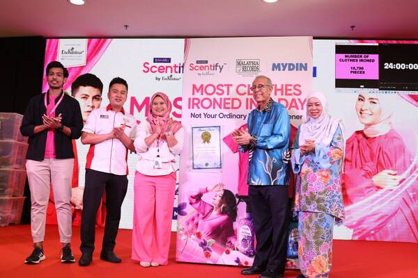 Left - Mr. Syed Ashiq Bin Syed Ansari (Scentify), Mr. Aaron Bong Keng Jin (The Malaysia Book of Records), Ms. Rozaina binti Mahmod (Scentify), Dato' Murad Ali Mydin Mohamed, Executive Director of Mydin Mohamed Holdings Berhad, and Datin Wira Dr. Hajah Siti Hawa Mohd, Executive Director of Mydin Mohamed Holdings Berhad.