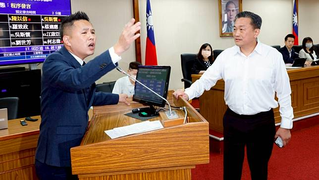 陳以信(左)在立院當場與王定宇口角。資料照。廖瑞祥攝