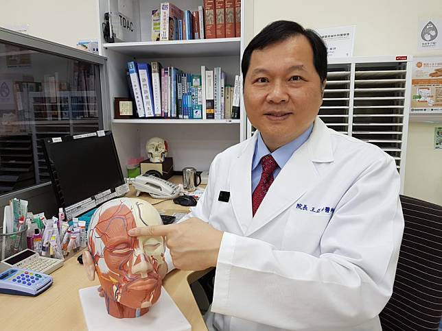 醫師王正坤說，注射豐額精靈針或玻尿酸須避開額頭動脈，以防血管栓塞失明。（藝群醫美集團提供）