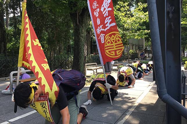 樂生青年聯盟成員13日從行政院「六步一跪」抵達衛福部，要求衛福部立即對樂生療養院陸橋停工，並放棄抗告。（取自快樂樂生臉書）