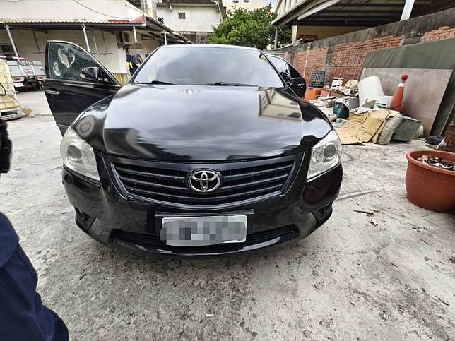 施男駕駛黑色轎車，倒車衝撞警員還企圖逃逸。民眾提供