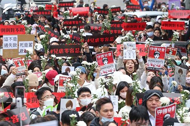 剴剴案引發全民關注，19日午後國民法官第4次開庭，法院外擠滿聲援群眾，高喊兒虐零容忍。（顏麟宇攝）