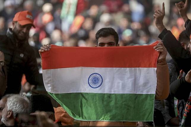 印度總理莫迪支持者舉印度國旗。（AP）