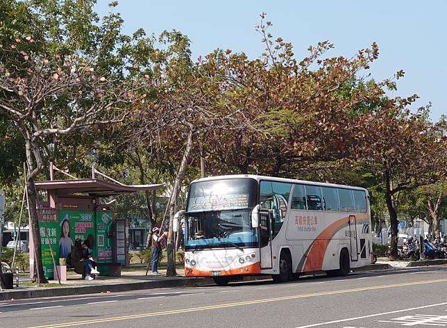 疫情解封，高鐵班次逐漸恢復正常，高鐵快捷公車也將開放市區上下客。（記者林雪娟攝）