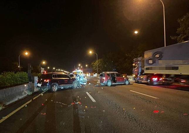 國道一號南向嘉義大林路段二十二日深夜因轎車爆胎引發連環撞。（記者湯朝村翻攝)