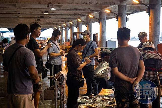 澎湖魚市場批發叫賣區域，漁販會將漁獲放於地上，供買者觀看其品質與鮮度。