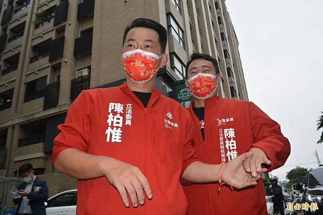 陳柏惟(左)堂哥陳玄曄(右)遭爆隱瞞已有交往19年的女友，騙睡多名女性。(資料照)
