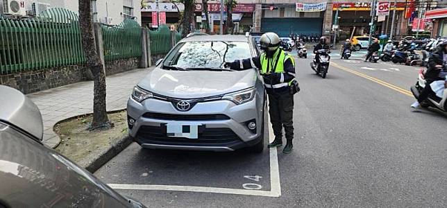 為了因應國定假日，新北市明日路邊汽、機車停車格不收費。（新北市政府提供）