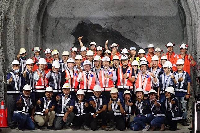 翡翠原水管工程隧道全線貫通，蔣萬安強調「你們是台北市、新北市共同的驕傲」。(台北市政府提供)