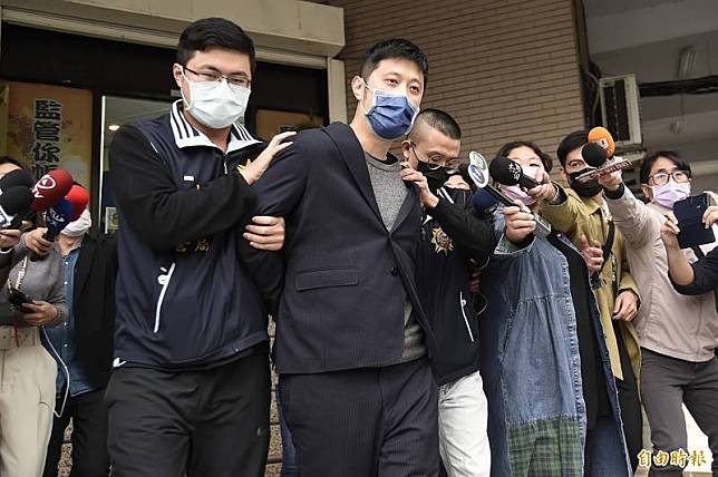 民進黨立委高嘉瑜遭到男友林秉樞(中)施暴，消息曝光引起社會譁然，並不斷扯出案外案。最新消息傳出林秉樞不僅時常自稱國安局人員，更於6月以國安局人員梯次打完2劑疫苗。(資料照)