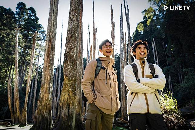 劉冠廷（左）、陳柏霖（右）受南投「忘憂森林」特殊景觀所震撼。（LINE TV提供）
