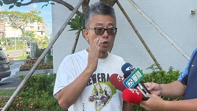 高雄雙罷劫團隊總幹事兼領銜人之一朱磊不滿民進黨立委許智傑在臉書指名道姓稱朱磊「共諜」，今天他到鳳山警分局提告許智傑。施書瑜攝