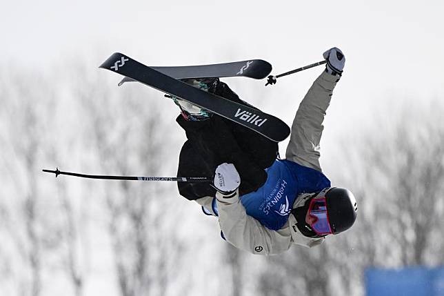 Lee Seung-hun of South Korea competes in the men's freestyle skiing halfpipe final at the 9th Asian Winter Games in Yabuli, northeast China's Heilongjiang Province, Feb. 8, 2025. (Xinhua/Xia Yifang)