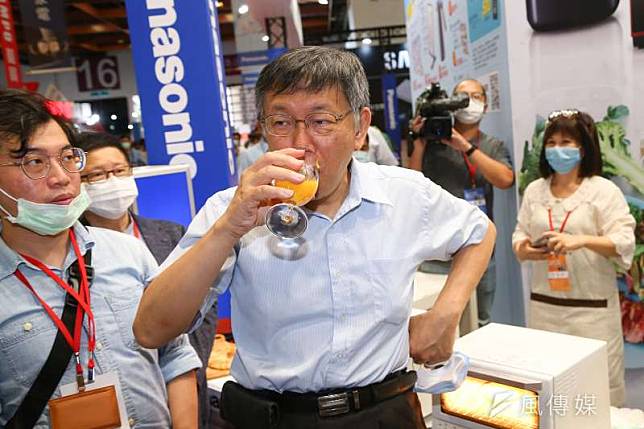 台北市長柯文哲透露自己拿悠遊卡登記振興券，但認為這只是平常的消費。（資料照，顏麟宇攝）