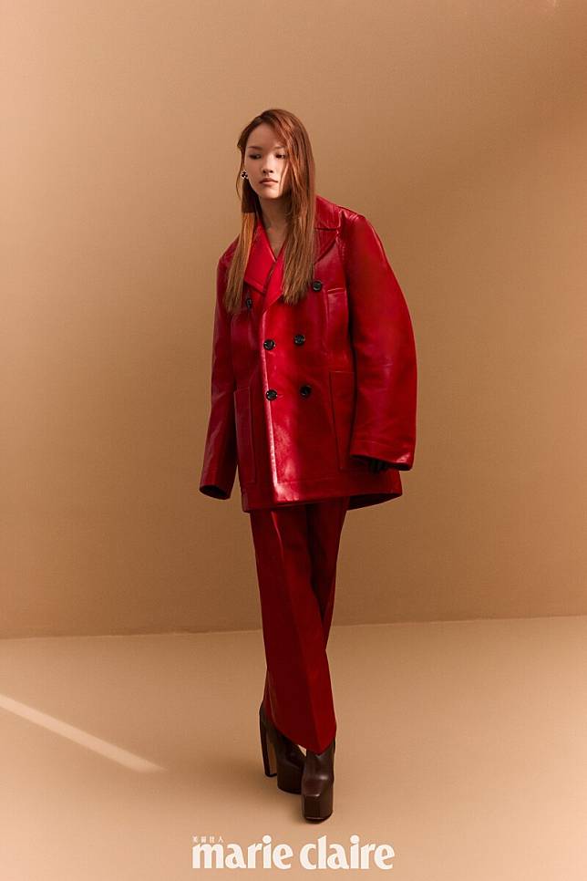 紅色雙排扣皮外套、紅色皮褲、棕色高跟長靴、耳環；all by Bottega Veneta。
