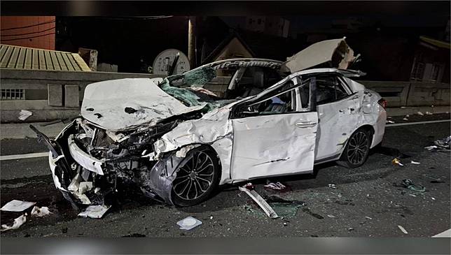 一對新婚夫婦在車內被爆衝的BMW小客車撞，太太傷重不治。圖／台視新聞