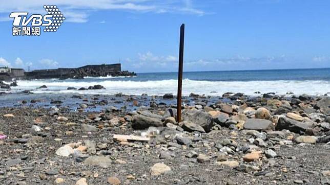 民眾在宜蘭大溪川出海口海岸處，發現一具已經白骨化的遺體。（圖／TVBS）