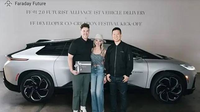 賈躍亭（右）在8月12日親自駕駛FF 91 2.0 Futurist Alliance將新車交付給用戶，這款車售價據說高達30.9萬美元（986.79萬台幣）。翻攝快科技