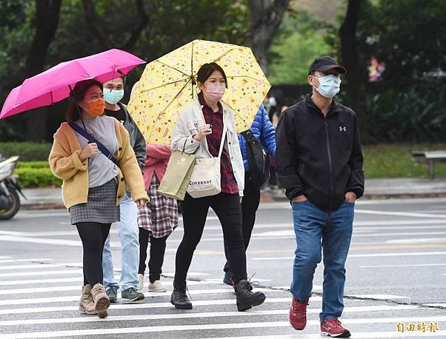 明天起受水氣影響，北部、東半部地區及中部山區容易出現局部性短暫雨。(資料照)