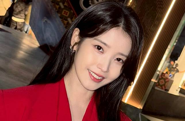 IU透露前陣子外公過世時，僅有柳秀彬、李妍在第一時間趕來現場慰問，令她十分感動。（圖／IG@dlwlrma）