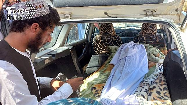 阿富汗學童誤將未爆彈帶往學校玩耍，導致爆炸事故發生害死4人。（圖/達志影像美聯社）。（圖/達志影像美聯社）