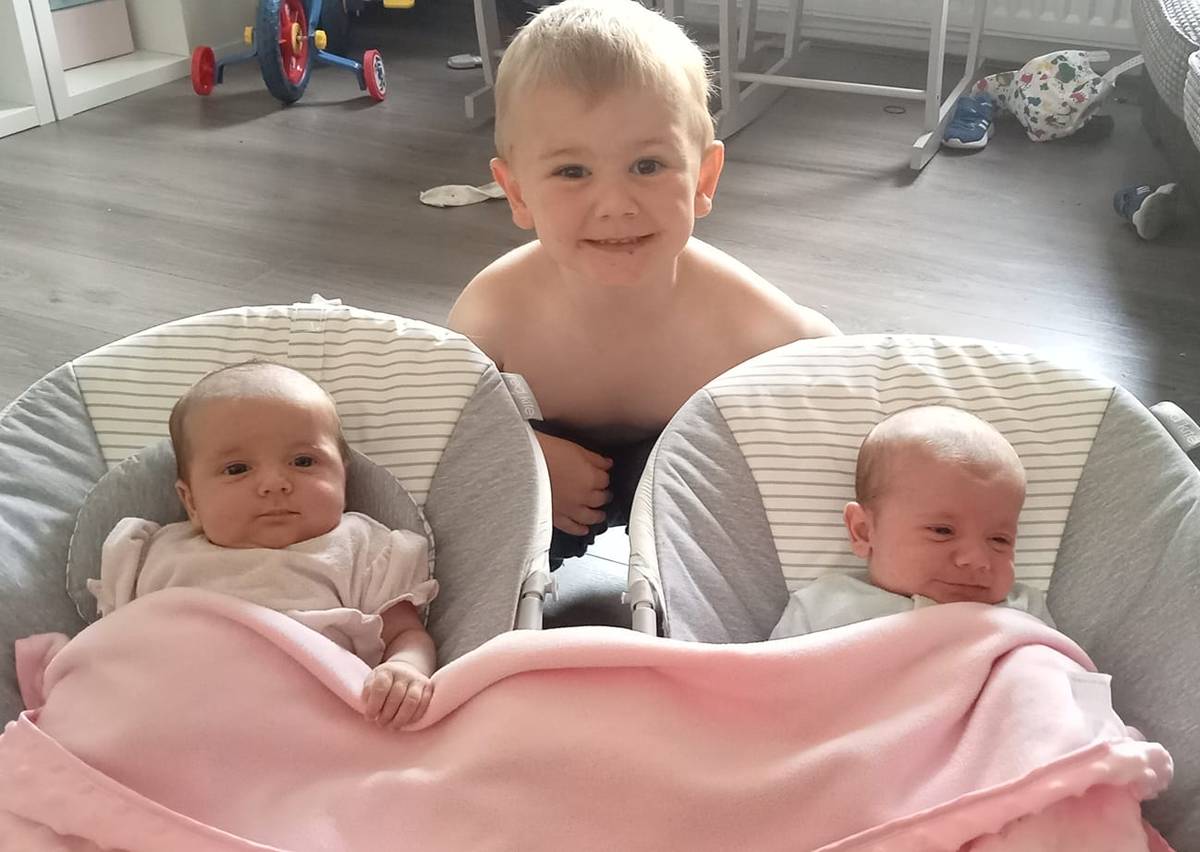 同時出生的同卵雙胞胎？產房裡的每個人都震驚！媽媽是自然產！這是怎麼發生的？ | 媽媽寶寶| LINE TODAY