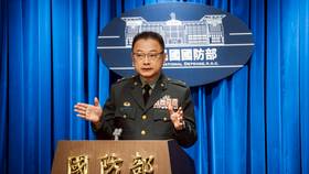 國防部政務辦公室主任、國防部發言人孫立方中將2025.10.9說明韌性特別預算戰備飲用水與會議桌椅預算問題。國防部