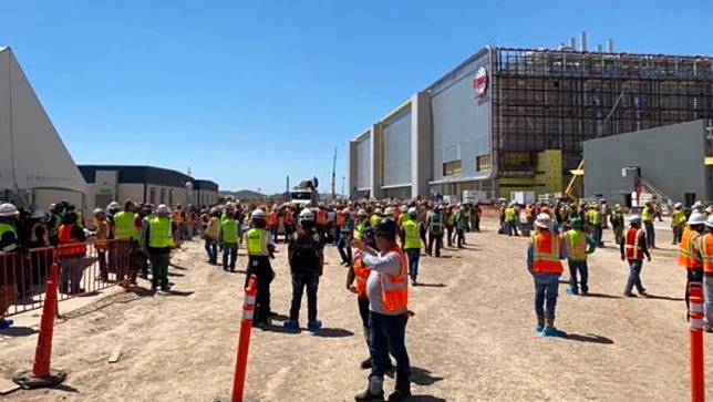 台積電位於美國亞利桑那的工廠驚傳失火，警消正進行人員疏散。翻攝PTT