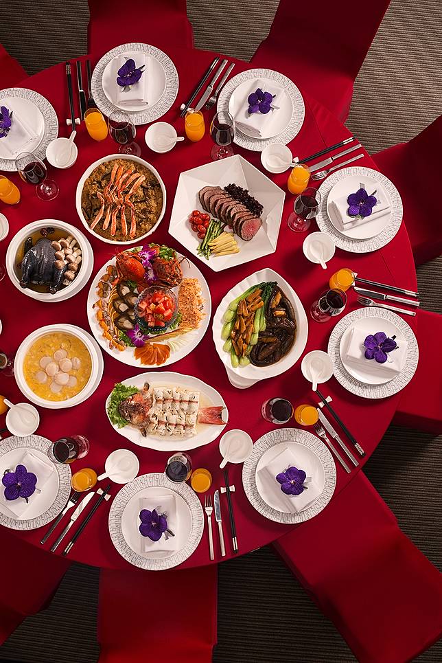 ▲尾牙菜色則包含專屬主廚團隊特選10道中式佳餚美饌，並享席間果汁無限暢飲。根據公司行號歡聚還可提供：卡拉OK，貼心小禮，訂餐免費泡湯…等貼心服務。（圖/誠品行旅）