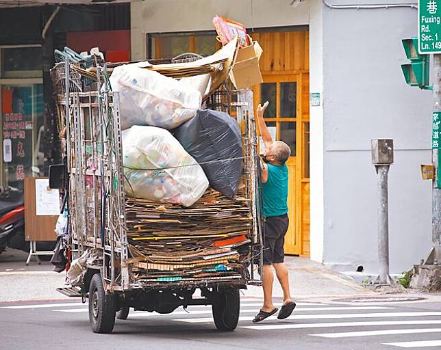 《廢棄物清理法》將大修法，其中研擬從產源課徵「資源循環促進費」。圖為資源回收業者在整理回收物。（本報資料照片）