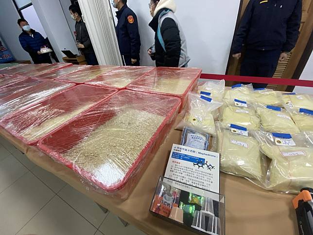 新竹市警察局第三分局與頭份分局通力合作，共同破獲市價達五億餘元、上百公斤的製毒原料與成品。(記者曾芳蘭攝)