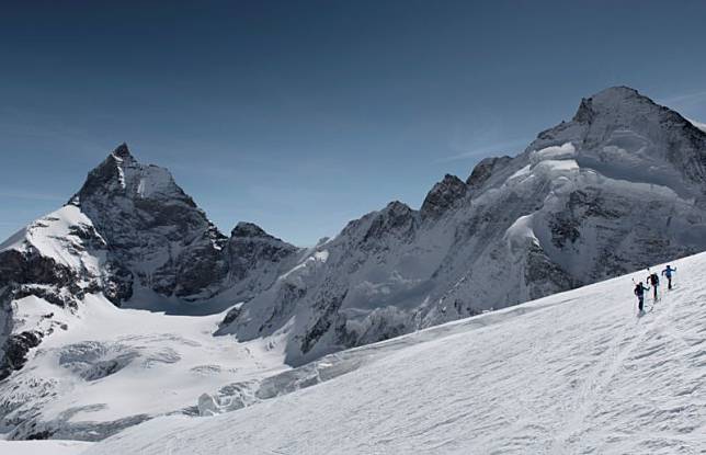 ▲瑞士的西奧杜爾冰川，近日有遊客發現一具遺體，檢測後發現是失蹤37年的德國登山客。（圖／美聯社／達志影像）