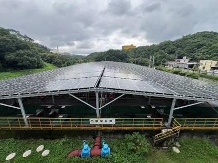 桃園市府在不影響廠區操作維護及處理功能下，充分利用污水處理設施餘裕空間加設太陽能板。圖：水務局提供