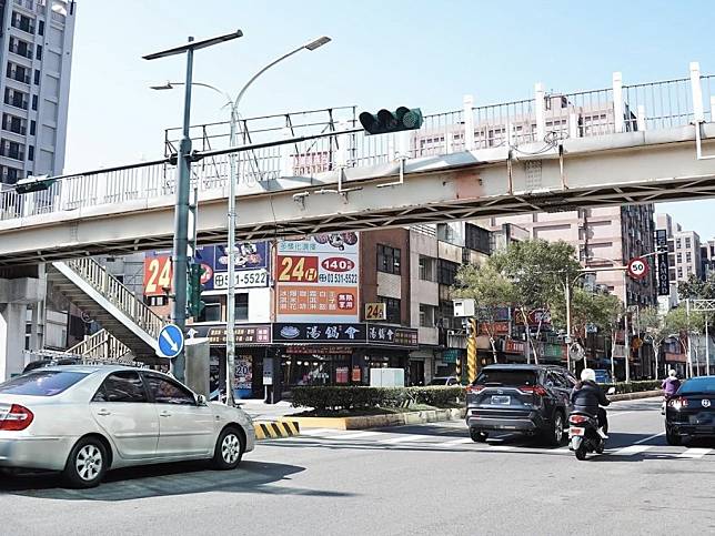為改善市容景觀，新竹市水田人行天橋將於十一月七日至九日夜間施工拆除。(記者曾芳蘭攝)