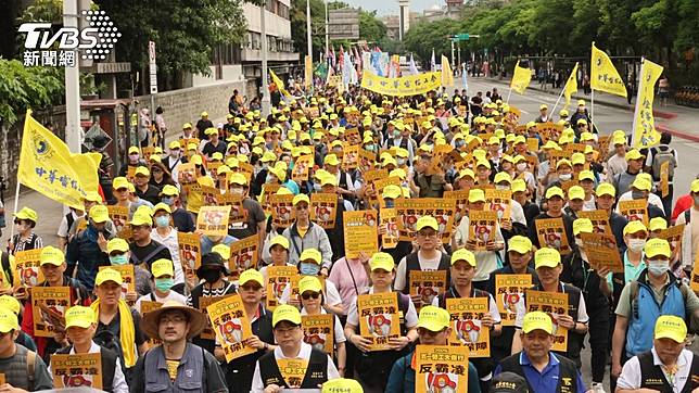 五一大遊行，全台公會集結訴求「反霸凌、要保障」。（圖／潘建樺攝）