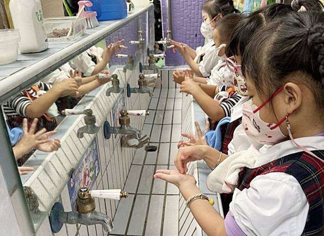 腸病毒疫情最快4月進入流行期，屏東縣府呼籲大人、小孩正確勤洗手。（記者毛莉攝）