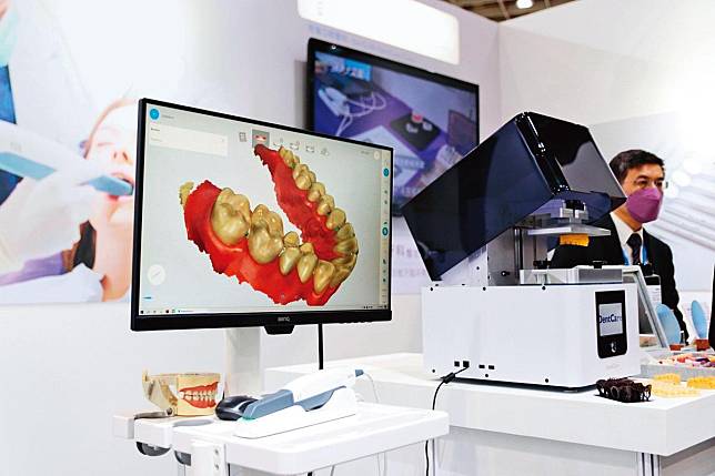 假牙、牙套過去得開模，再經人工多次反覆調整，如今3D列印只需電腦繪圖，一次即可搞定，已被廣泛運用。（翻攝明基口腔臉書）